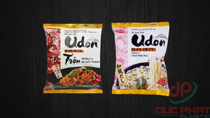 2 mẫu bao bì mì gói – thể hiện vai trò chiến lược của bao bì trong ngành thực phẩm ăn liền. Hai sản phẩm bao bì mì gói in màu sắc nổi bật, thiết kế dạng túi dẹt có hình ảnh minh họa sợi mì và gia vị đi kèm.