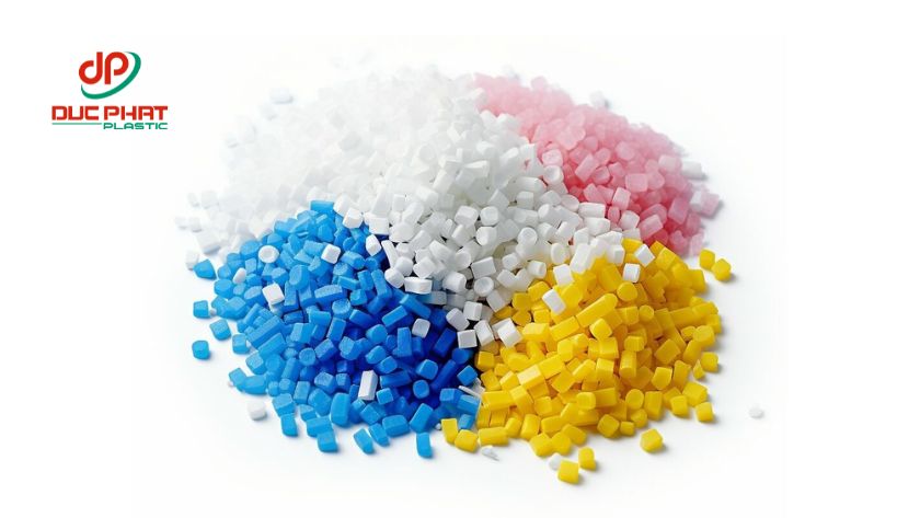 sự đa dạng về màu sắc của các hạt nhựa polyethylene mật độ thấp (LDPE). Các hạt nhựa LDPE nhiều màu sắc như trắng, đỏ, xanh, vàng, kích thước nhỏ, phân bố ngẫu nhiên.