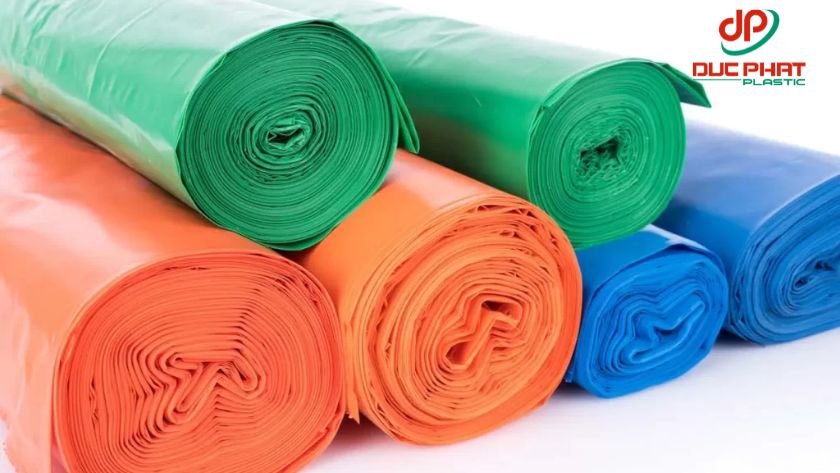 ứng dụng phổ biến của nhựa LLDPE trong sản xuất bao bì nhờ độ dẻo và khả năng chịu kéo tốt. Các sản phẩm bao bì làm từ nhựa LLDPE như túi cuộn, màng bọc thực phẩm và túi đóng gói công nghiệp.