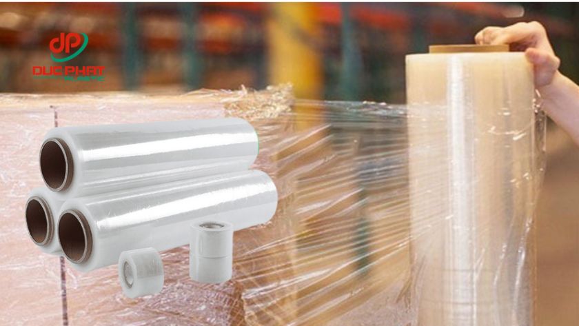 giai đoạn sản xuất màng PE bằng máy đùn – khâu trung tâm trong quy trình tạo màng nhựa chất lượng cao. Máy đùn nhựa đang ép tạo cuộn màng PE, với dòng vật liệu nóng chảy được cuộn lại thành màng mỏng.