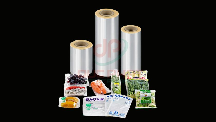 Cuộn màng BOPP trong suốt đặt cạnh các sản phẩm như bao bì snack, mì gói, nhãn chai và văn phòng phẩm.