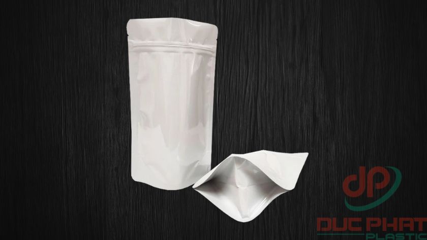 Bao bì bột bắp dạng túi zipper đáy đứng, có khóa kéo tiện lợi và phần đáy mở rộng giúp túi tự đứng vững.