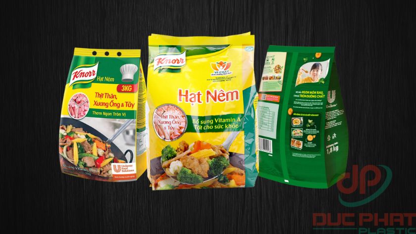 Bịch hạt nêm đóng gói trong bao bì nhiều lớp, bề mặt in màu sắc rõ nét, thường có mép hàn kín.