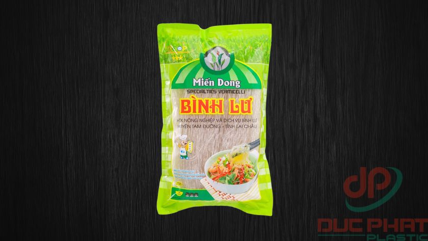 Bao bì miến xếp gọn gàng trên kệ siêu thị và trong thùng carton, với mã vạch rõ ràng và thiết kế tối ưu cho trưng bày.