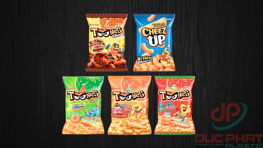 sản phẩm bao bì snack – yếu tố chiến lược giúp doanh nghiệp bảo vệ sản phẩm, tăng doanh số và xây dựng hình ảnh thương hiệu. Bao bì snack thiết kế nổi bật với màu sắc thu hút, in sắc nét, đặt trên kệ hàng, đại diện cho sản phẩm thương mại thành phẩm.