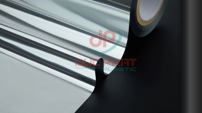 Cuộn màng BOPP trong suốt, bóng mịn, được cuộn gọn trên lõi, thể hiện đặc tính định hướng hai chiều.