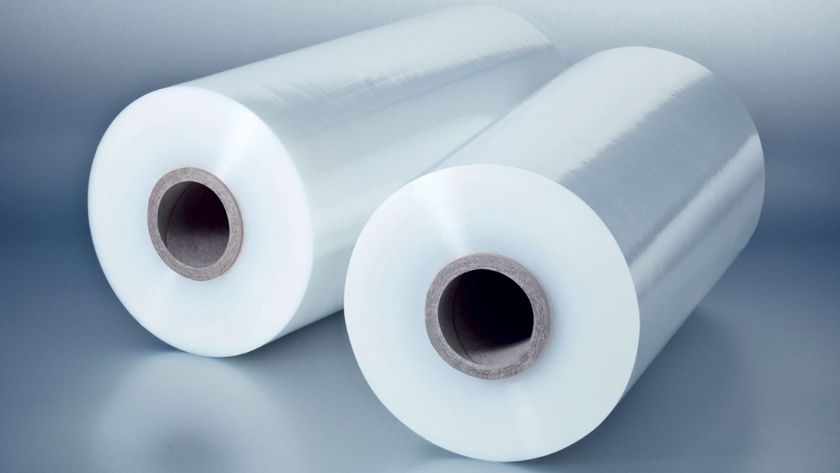 cận cảnh cuộn màng PE – vật liệu đóng gói linh hoạt và phổ biến trong công nghiệp. Cuộn màng PE trong suốt, cuộn đều trên lõi giấy, có bề mặt bóng và độ co giãn cao.