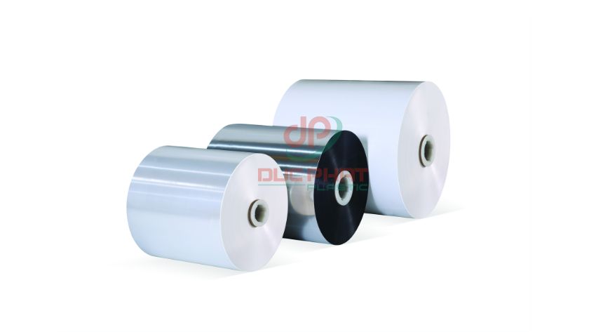 màng CPP – loại màng nhựa từ polypropylene có độ bóng cao, khả năng hàn nhiệt và ứng dụng đa ngành. Cuộn màng CPP trong suốt, bề mặt bóng, cuộn đều trên lõi trục, thể hiện đặc tính mềm dẻo và độ trong cao.