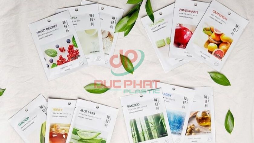 Hình ảnh nhiều loại bao bì mặt nạ với kiểu dáng khác nhau như túi ép nhiệt, gói có vòi, hộp mini dùng một lần