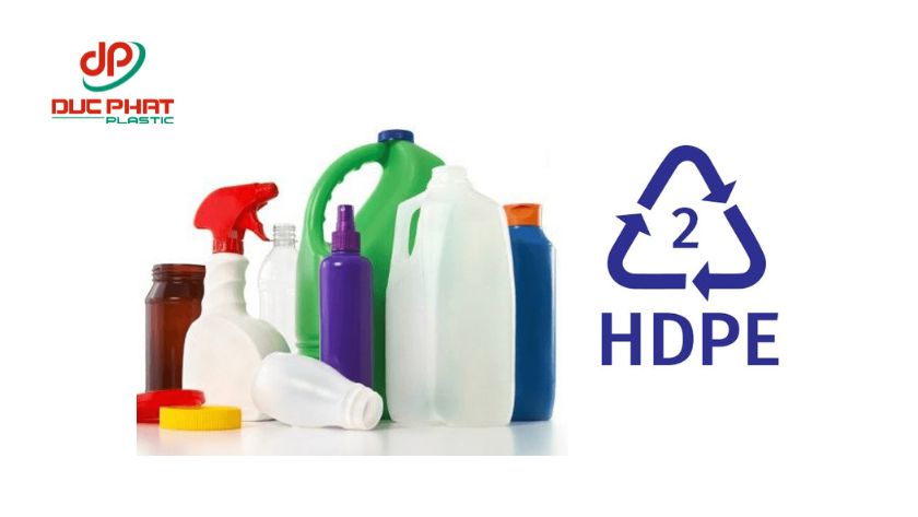 các ứng dụng phổ biến của nhựa HDPE trong đời sống và công nghiệp. Các sản phẩm nhựa làm từ HDPE như chai nhựa, can đựng hóa chất, thùng chứa với bề mặt cứng và dày.