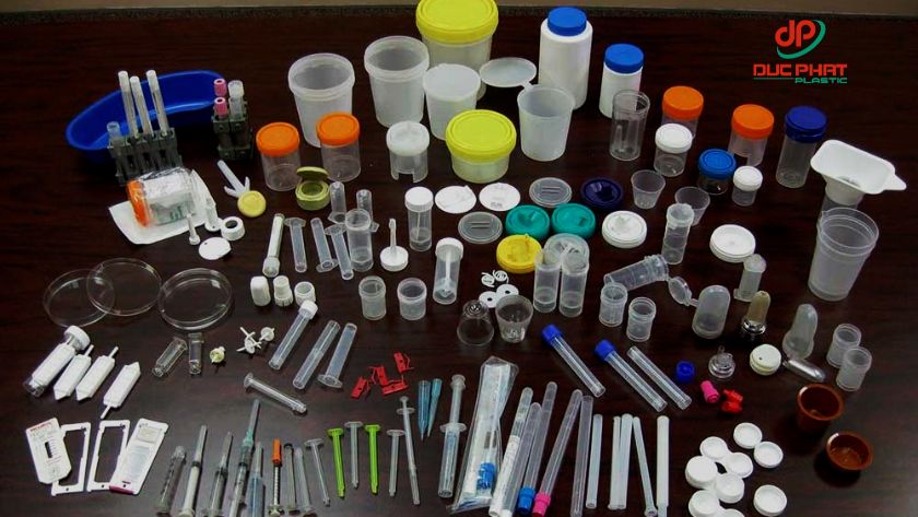 ứng dụng của nhựa HDPE trong ngành y tế với các sản phẩm an toàn và bền hóa học. Các sản phẩm y tế làm từ nhựa HDPE như chai thuốc, hộp đựng mẫu, dụng cụ y tế dùng một lần.