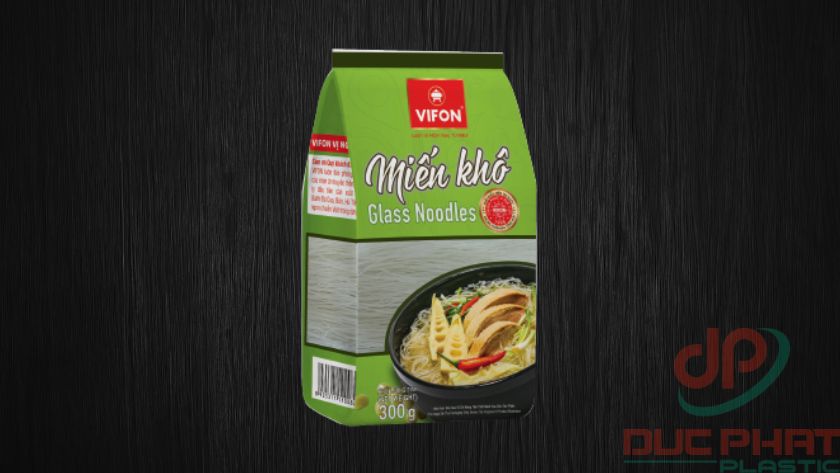 Bao bì miến với thiết kế bắt mắt, trưng bày trên kệ siêu thị, nổi bật nhờ in ấn sắc nét và cấu trúc chắc chắn.