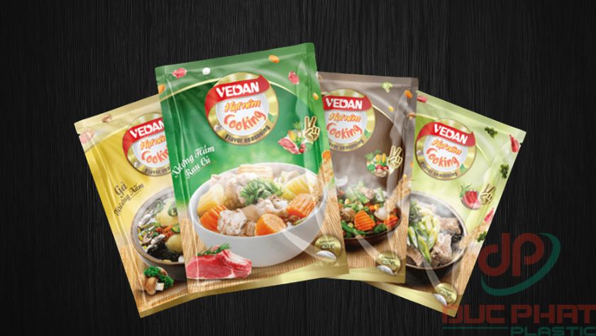 Bao bì hạt nêm với thiết kế màu sắc bắt mắt, bề mặt in rõ nét, dạng túi kín bảo vệ tốt sản phẩm bên trong.
