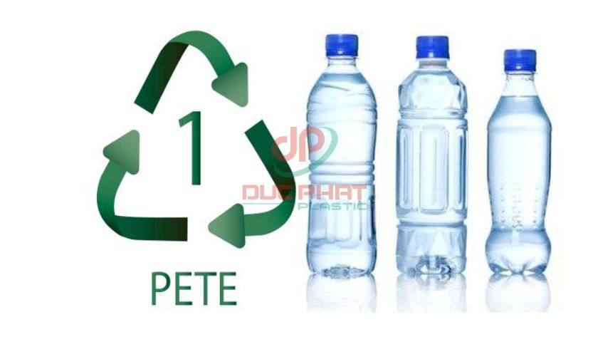 Nhựa PET (Polyethylene Terephthalate) có độ bền cơ học cao, chịu nhiệt từ -90°C đến 200°C, chống thấm khí tốt và được FDA công nhận an toàn cho thực phẩm Nhựa PET trong suốt, độ bền cao, chịu nhiệt tốt, an toàn cho thực phẩm và thường dùng làm chai, hộp đựng đồ uống