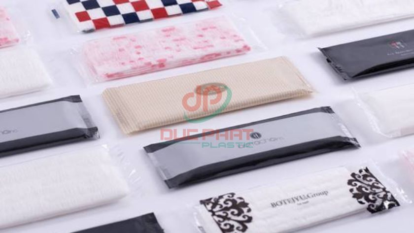 Bao bì khăn ướt được thiết kế kỹ thuật cao, chống bay hơi và ngăn vi khuẩn xâm nhập, duy trì độ ẩm và chất lượng sản phẩm Bao bì khăn ướt nhiều lớp bảo vệ, ngăn bay hơi, chống vi khuẩn và giữ chất lượng sản phẩm từ sản xuất đến tay người tiêu dùng